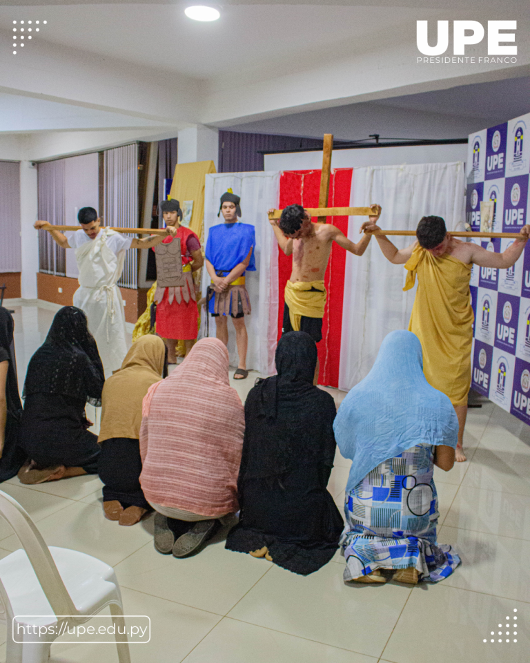 Estudiantes dan la Bienvenida a la Semana Santa con el Viacrucis